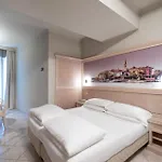 Cavour 30tre - Moderno Per Tradizione 3* ستريزا
