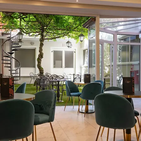 Cavour 30tre - Moderno Per Tradizione Отель 3*