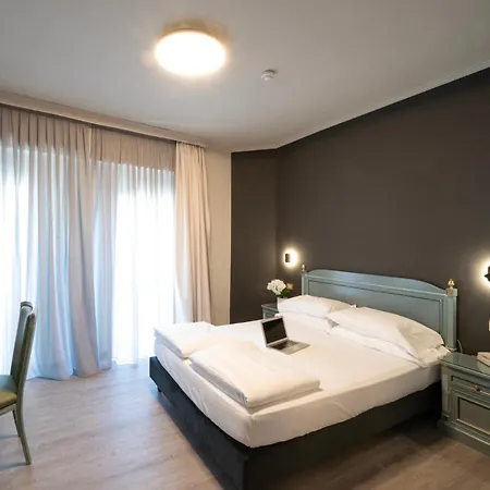 Cavour 30tre - Moderno Per Tradizione Отель 3*