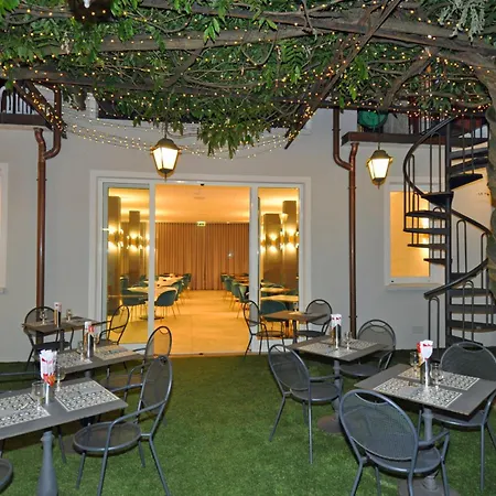 Cavour 30tre - Moderno 3* 斯特雷萨