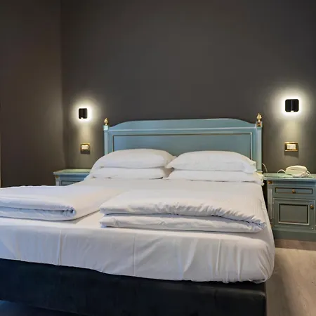 Cavour 30tre - Moderno 3* 斯特雷萨