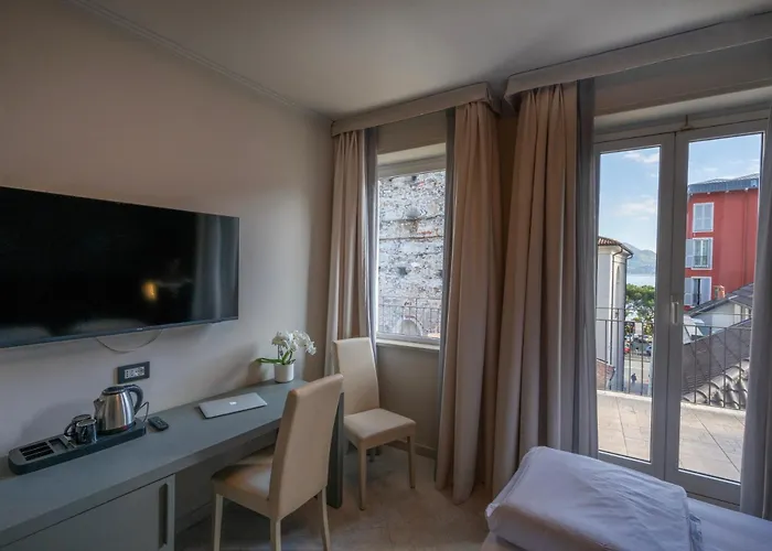 Cavour 30tre - Moderno 3* ストレーザ