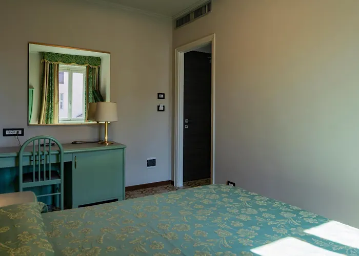 Cavour 30tre - Moderno ホテル ストレーザ