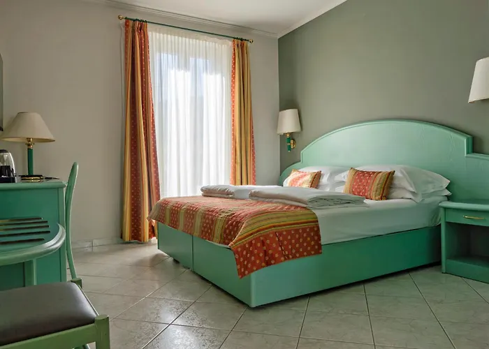 Cavour 30tre - Moderno 3* Stresa